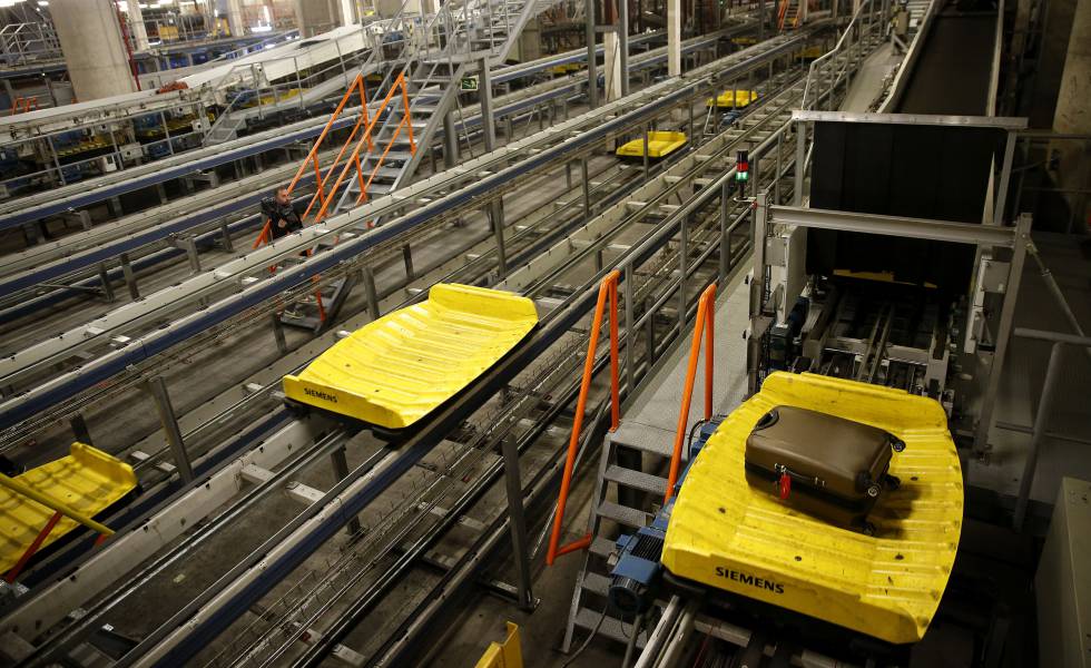 Zona de clasificaci&oacute;n de maletas en el sistema autom&aacute;tico del aeropuerto de Madrid Barajas.