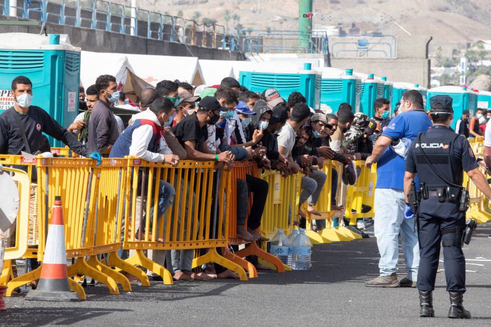 Sin tiempo ni traductores: así es la asistencia legal de los migrantes en Canarias